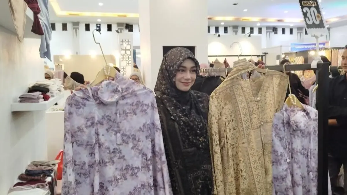 Celine Evangelista dan koleksi Shadec Signatures di gelaran Jogja Fashion Week 2026, Jogja Expo Center (14/8/2026).&nbsp;