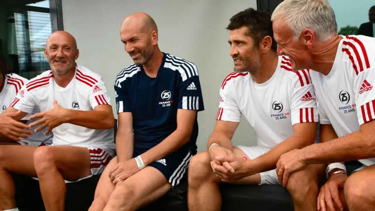 Fabien Barthez (samping kanan Zidane) ditunjuk sebagai pelatih Timnas Prancis.