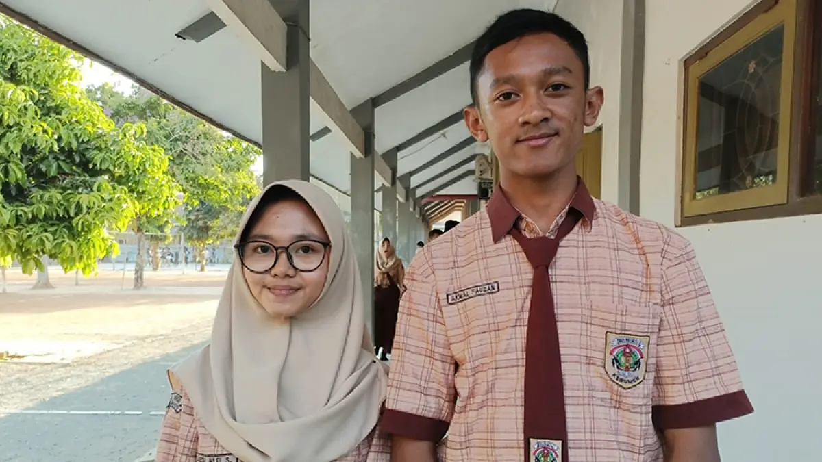LATIH KETERAMPILAN: Dua anggota pramuka SMAN 2 Kebumen, Akmal Fauzan dan Desi Alfi menegaskan belajar tali menali bermanfaat untuk kehidupan sehari-hari. (M. Hafied/Radar Jogja)