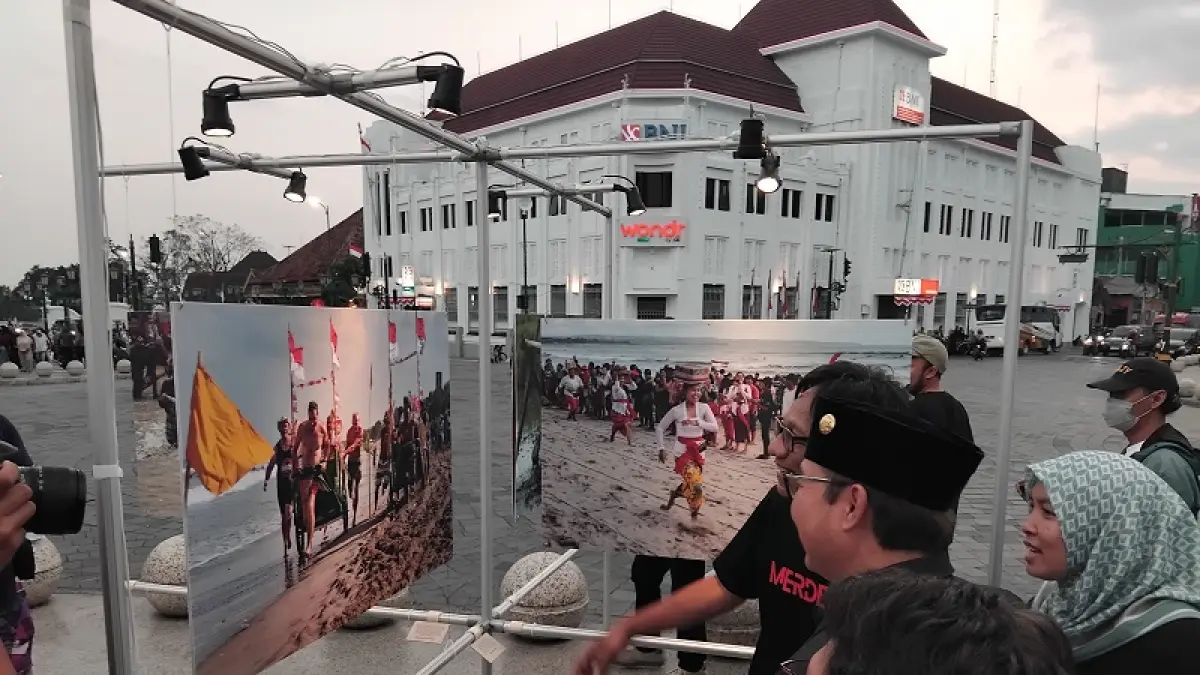 MENIKMATI KARYA: Wali Kota Jogja Hasto Wardoyo saat meninjau pameran fotografi terbuka di Titik Nol Kilometer, Jumat (15/8/1016). &nbsp;Rizky Wahyu/Radar Jogja&nbsp;