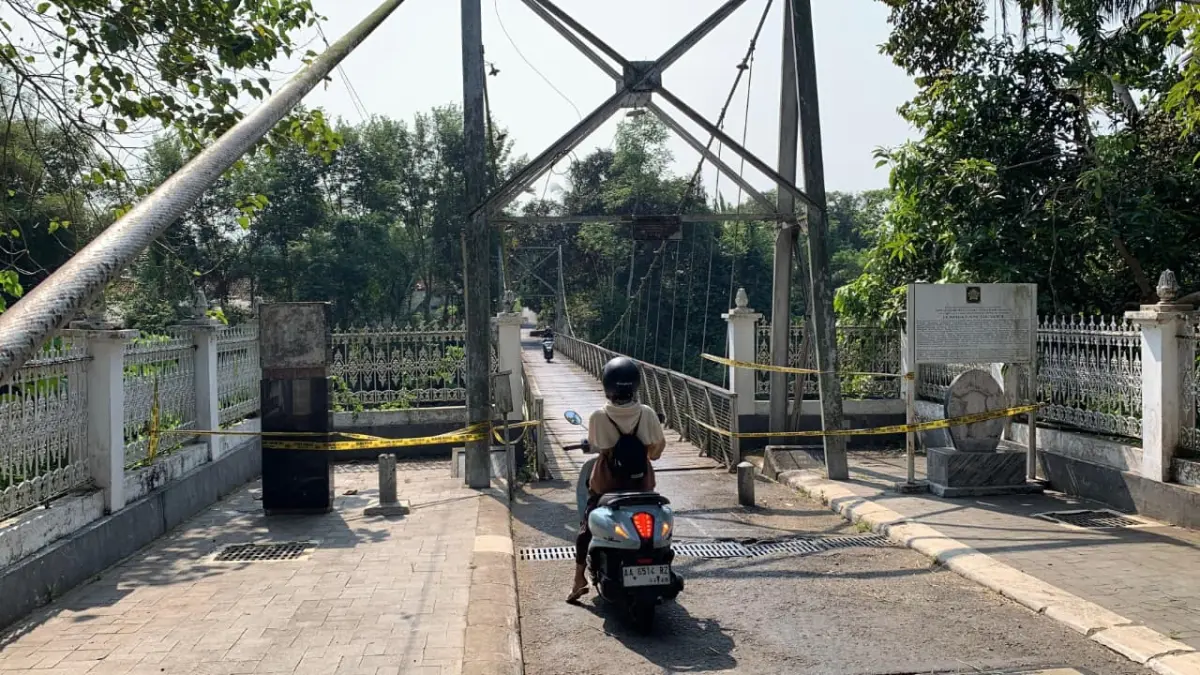 BERHENTI SEBENTAR: Pengendara motor hendak menyeberangi Jembatan Duwet, Kulon Progo. (ANOM BAGASKORO/RADAR JOGJA)
