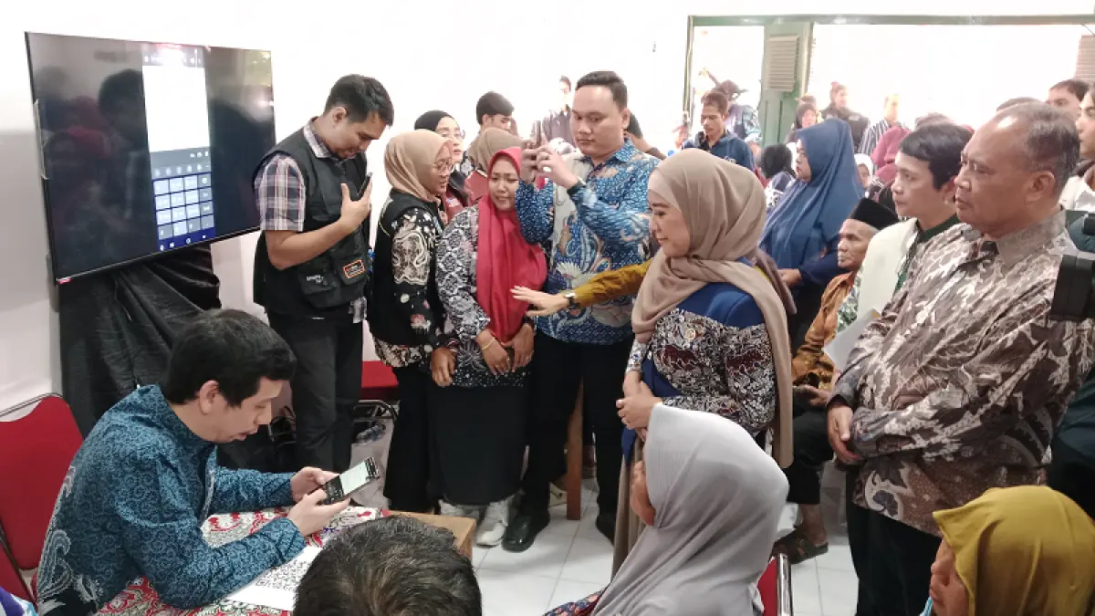 Peninjauan Menkomdigi Meutya Hafid di Kantor Kalurahan Donoharjo pada Kamis (13/8/2026). Delima Purnamasari/Radar Jogja
. 
