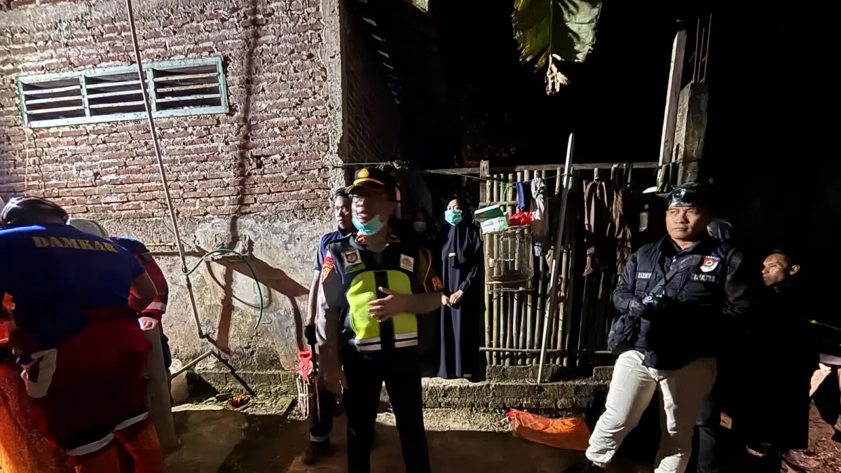 Polsek Klirong melakukan olah tempat kejadian perkara di lokasi penemuan mayat yang berada dalam sebuah sumur. (Dokumentasi Polres Kebumen)
