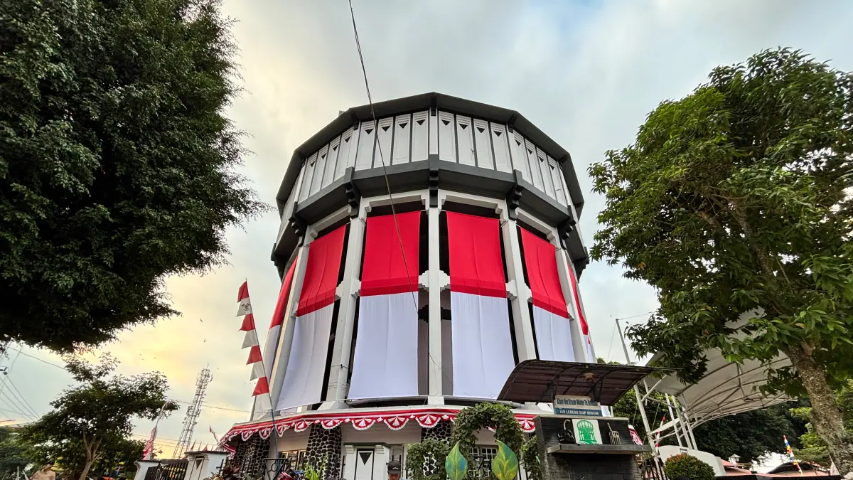 Puluhan kain merah putih membentang dan mengelilingi water toren di Alun-alun Magelang, Jumat (14/8).