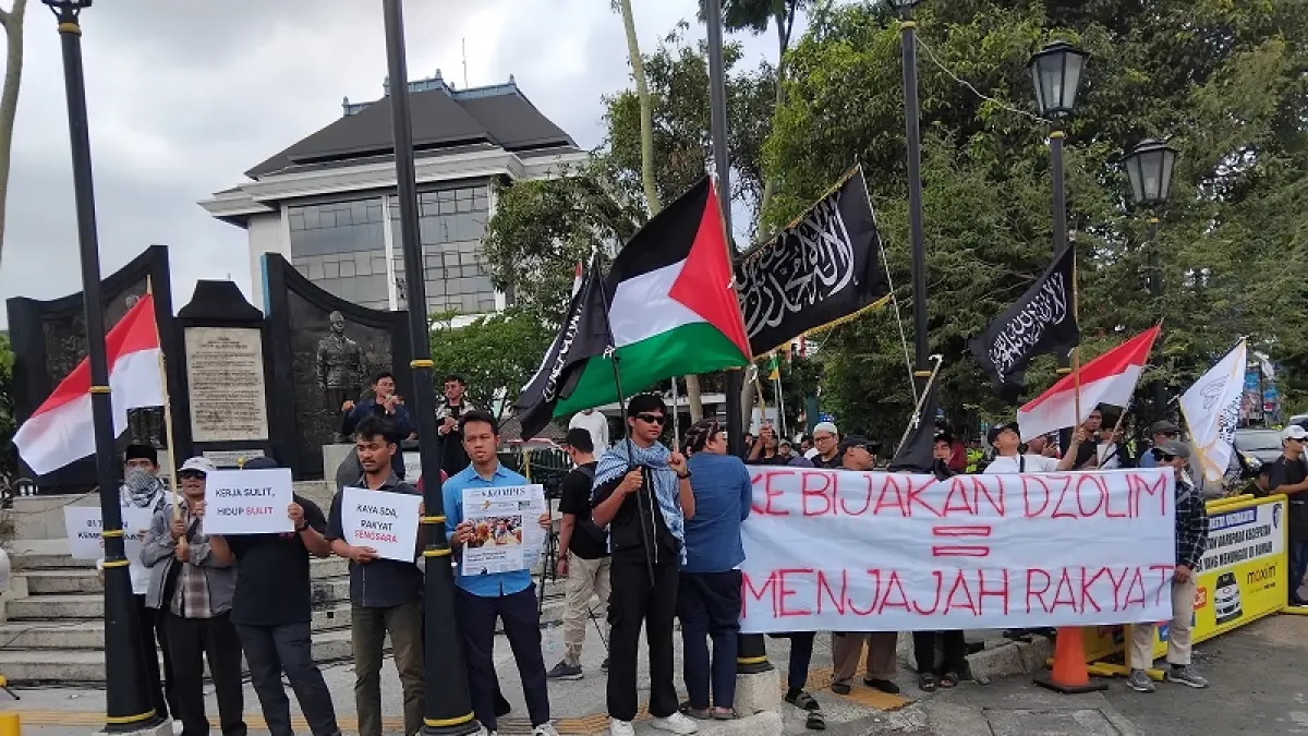 RAMAI: Aliansi Pembebasan Rakyat saat melakukan aksi di depan Museum TNI AD kawasan Perempatan Gramedia, Gondomanan, Kota Jogja pada Jumat (14/8/026) siang. Rizky Wahyu/Radar Jogja