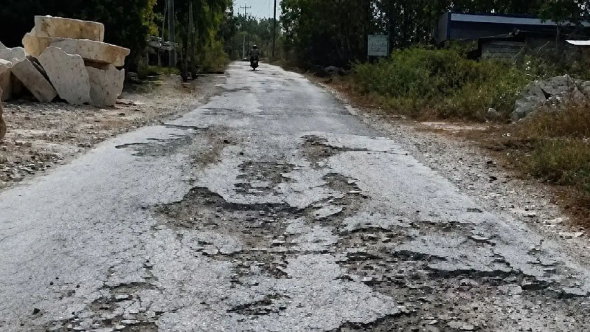 RUSAK: Ruas Jalan Tobong-Candirejo di Kapanewon Semin akan direkonstruksi sepanjang 230 meter menggunakan anggaran APBD 2026 sebesar Rp1,1 miliar. (Dzika Fajar/Radar Jogja)