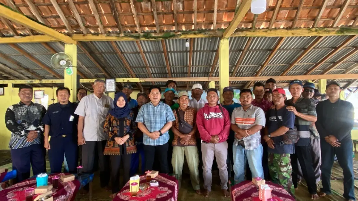 Sekretaris Komisi B DPRD DIY Wildan Nafis beserta para belayan di Pantai Depok setelah acara sosialisasi selesai Jumat (14/8/2026). Cintia Yuliani/Radar Jogja