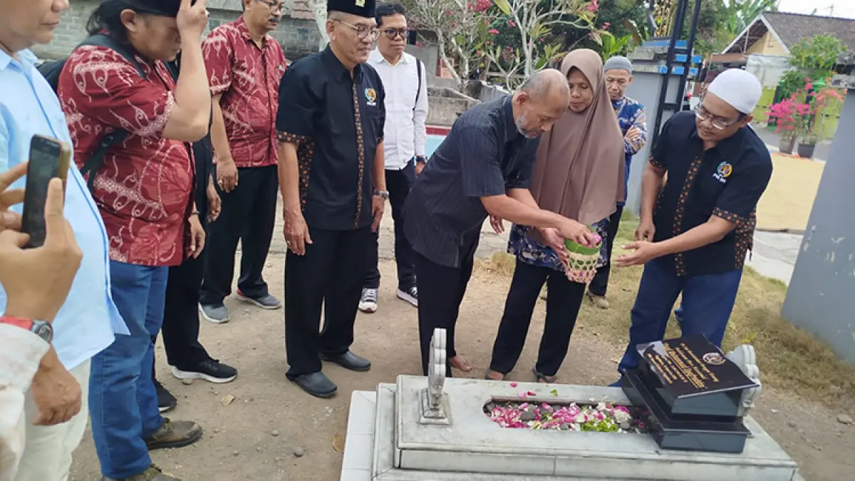 TETENGER: Pemasangan tetenger di makam Udin, Astono Girimulyo Dusun Gedongan, Trirenggo, Bantul. (Foto: Iwa Ikhwanudin/Radar Jogja)