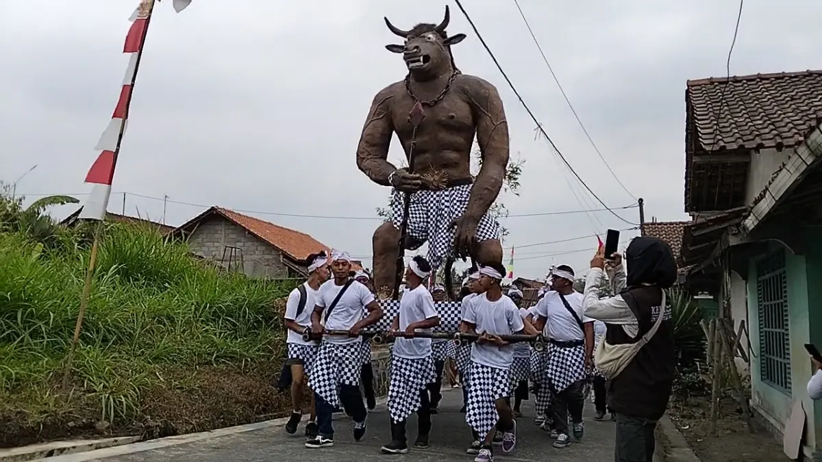 Warga kompak mengikuti merti dusun di Dusun Pule, Tegalrandu, Srumbung, Jumat (14/8).