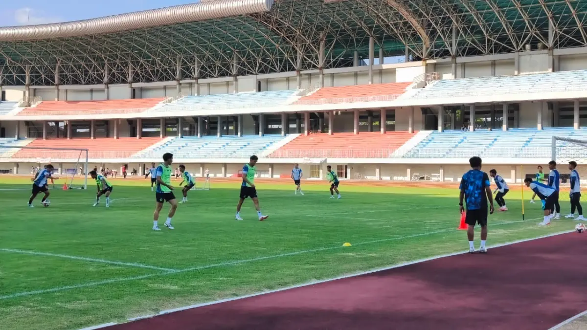 Manajer tim PSIM Jogja Iksan Mahar dan foto tim PSIM saat menjalani sesi latihan rutin. (Fahmi Fahriza/Radar Jogja)
