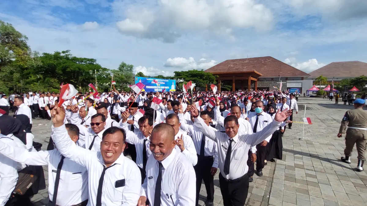 BAHAGIA: PPPK paruh waktu melakukan perayaan usai diangkat pada Desember 2025 lalu. ANOM&nbsp;BAGASKORO/RADAR JOGJA
