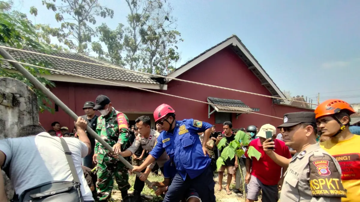 BERHASIL DISELAMATKAN: Tim rescue mengevakuasi bocah 10 tahun yang tercebur ke sumur tua sedalam sekitar 13 meter di Wonosari. (Dok. Polsek Wonosari)