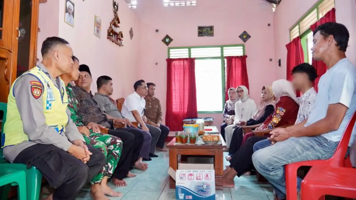BERI MOTIVASI: Bupati Kebumen Lilis Nuryani mengunjungi rumah korban kasus perundungan yang terjadi di salah satu SMK swasta. (Dokumentasi Prokopim Kebumen)