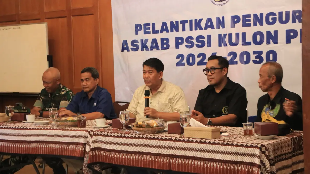 BERTEMU: Bupati Kulon Progo memberikan pengarahan pada pengurus Askab PSSI Kulon Progo. Anom Bagaskoro/Radar Jogja