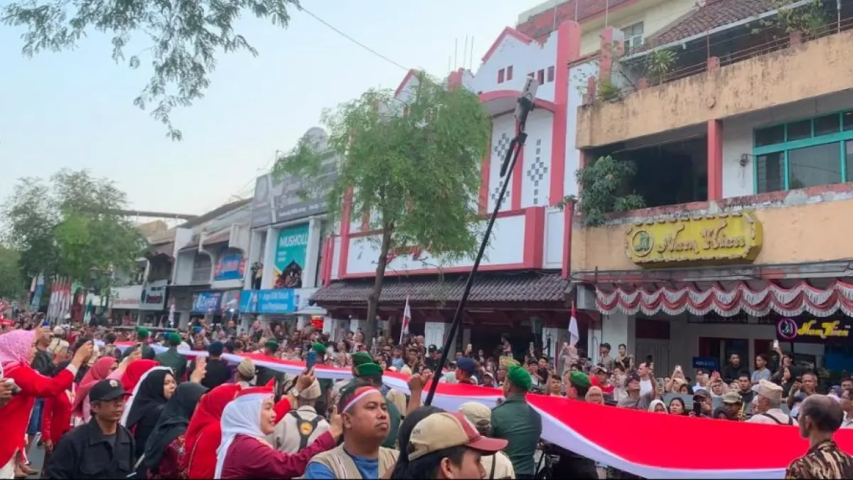 Bikin Merinding! Bendera Merah Putih 481 Meter Membentang dari Tugu hingga Titik Nol Kilometer Jogja. (Seli Sulistiani)&nbsp;