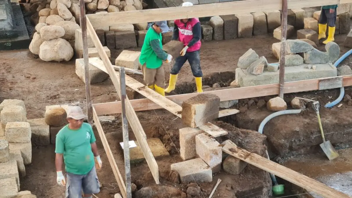 DIPUGAR: Tim juru pugar menemukan dua arca dan peripih saat proses pemugaran Candi Losari pada April 2026 lalu. (NAILA&nbsp;NIHAYAH/RADAR JOGJA)