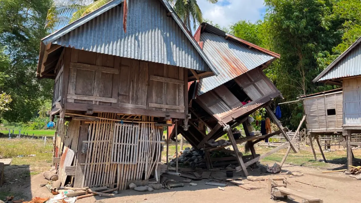 Gempa bumi berkekuatan magnitudo 7,7 yang mengguncang Nusa Tenggara Timur (NTT), Sabtu (15/8), turut dirasakan warga di Kecamatan Sambi Rampas, Kabupaten Manggarai Timur. (Foto: Dok. Humas UMY) 