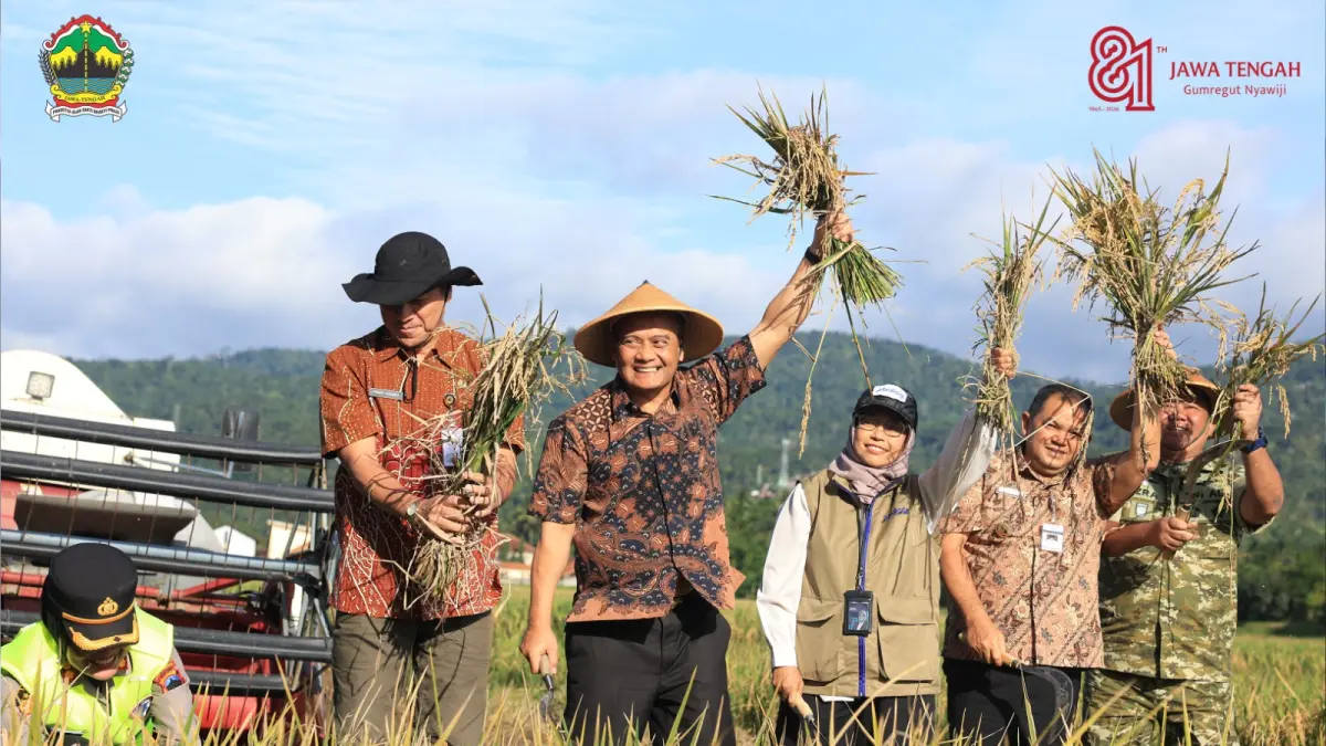 Gubernur Jateng Ahmad Luthfi dalam panen raya untuk ketahanan pangan
