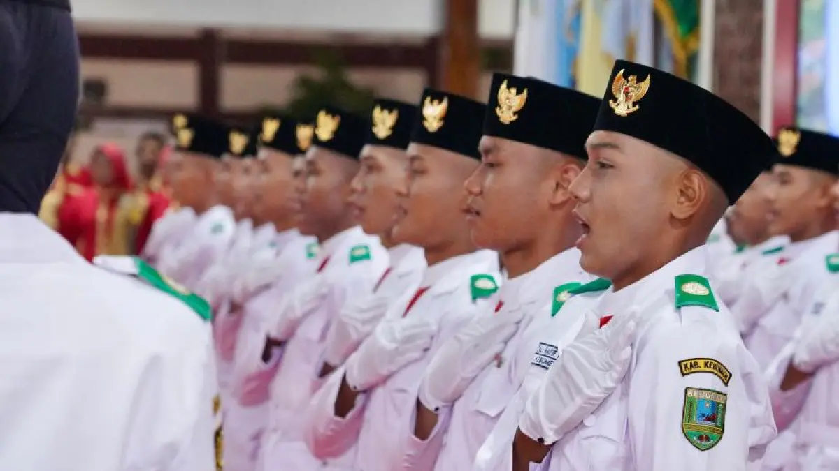 PELAJAR TERPILIH : 34 perdonel Pasukan Pengibar Bendera Pusaka (Paskibraka) usai menerima SK dari Bupati Kebumen Lilis Nuryani. (Dokumen Prokopim Kebumen)