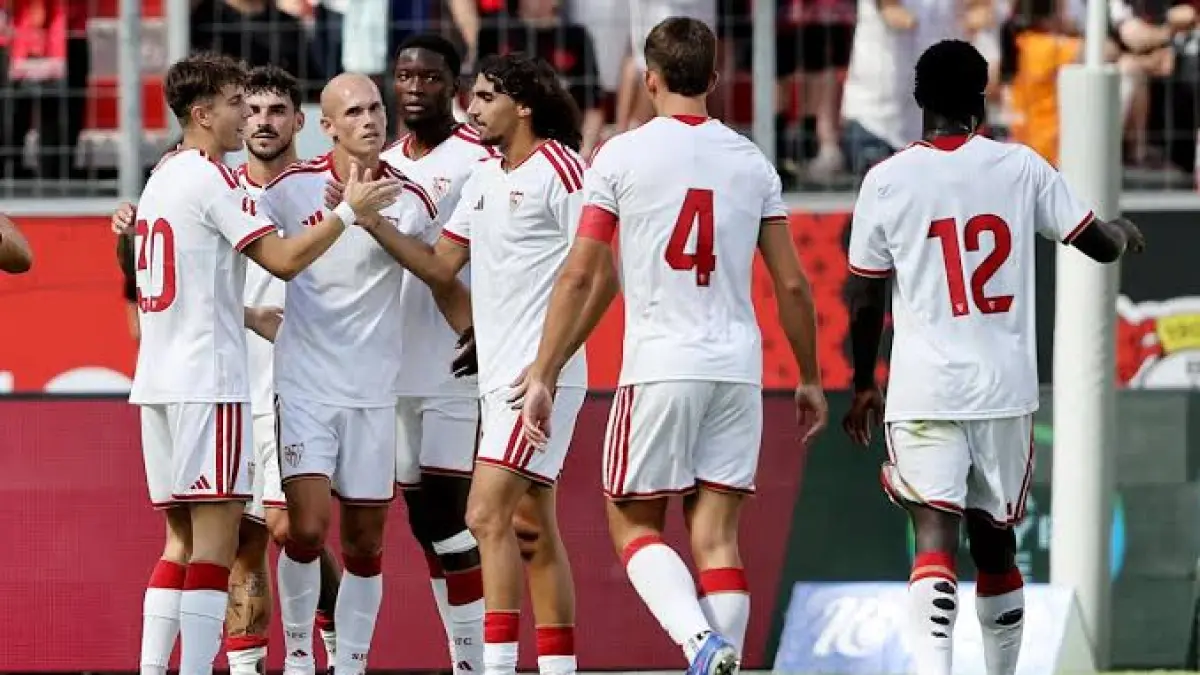 Pemain Sevilla lakukan selebrasi