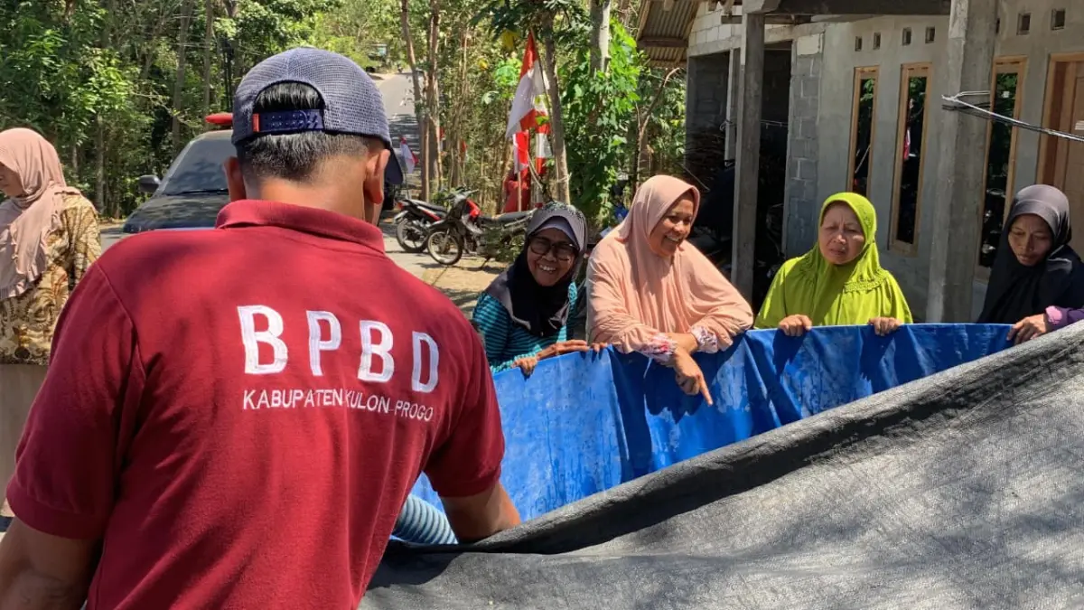 PENUH: Warga Padukuhan Banaran, Pendoworejo menunggu pengisian air ke penampungan penuh - ANOM BAGASKORO/RADAR JOGJA