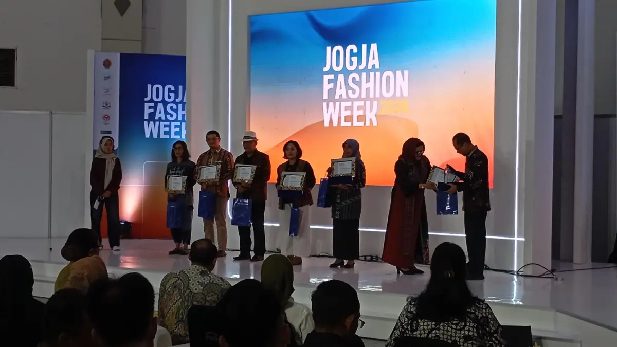 RESMI DITUTUP: Suasana penutupan Jogja Fashion Week (JFW) 2026 yang diselenggarakan di panggung Creative Corner Jogja Expo Center, Minggu (16/8/2026). IWAN NURWANTO/RADAR JOGJA