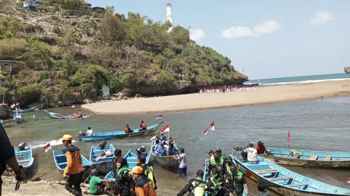 SEMANGAT KEMERDEKAAN: Peserta mengikuti upacara pengibaran bendera HUT ke-80 Kemerdekaan RI di tengah laut Pantai Baron, Tanjungsari, Gunungkidul, Minggu (17/8/2025). (DOK. Radar Jogja)

