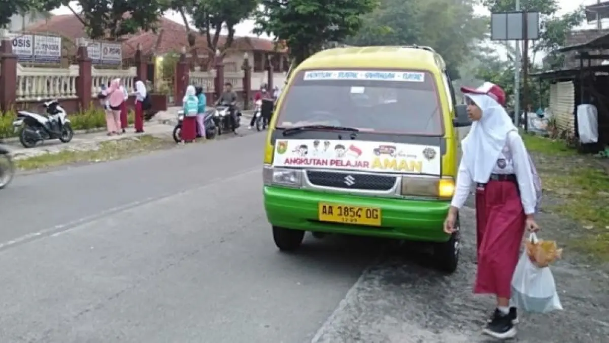 UJI COBA: Siswa mulai memanfaatkan angkutan gratis yang disediakan oleh Pemkab Magelang. (NAILA NIHAYAH/RADAR JOGJA)