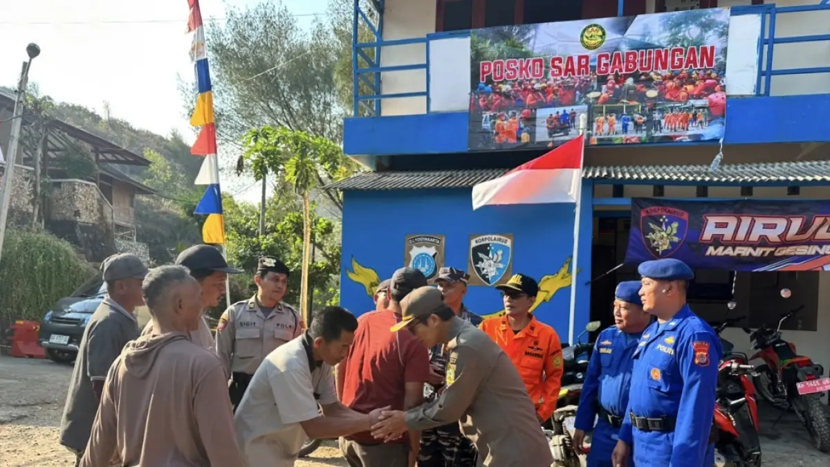 TETAP SIAGA: Petugas Satlinmas Rescue Istimewa Wilayah II Pantai Baron melakukan pemantauan di kawasan Pantai Wohkudu, Girikarto, Panggang, Gunungkidul, setelah operasi pencarian Rubino resmi dihentikan.(Dok. Satlinmas Rescue Istimewa Wilayah II Pantai Baron)