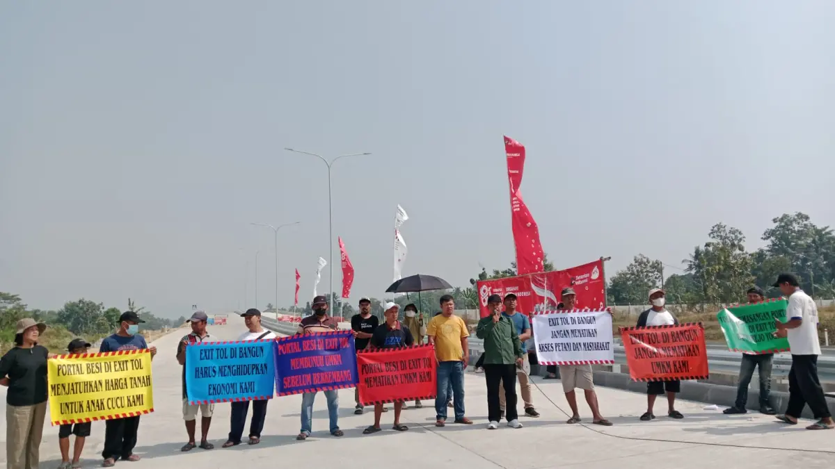 Warga demo di Exit Tol Banyurejo menolak pemasangan pagar besi, Minggu (16/8)&nbsp;- Delima Purnamasari/Radar Jogja