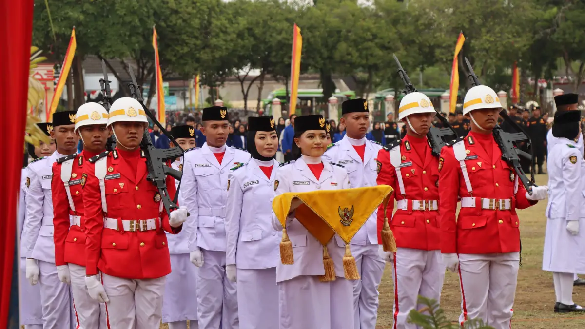 Anggota Paskibraka Kabupaten Gunungkidul mengibarkan Bendera Merah Putih dalam upacara HUT ke-81 Kemerdekaan RI di Gunungkidul, Senin (17/8/2026).