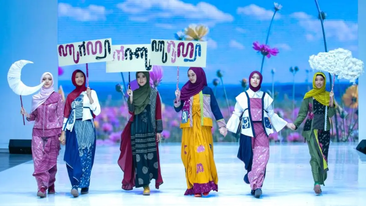 ANGGUN:&nbsp;Koleksi batik Playground of Hope karya Iffah M Dewi saat tampil di Indonesian Fashion Chamber (IFC) Fashion Trend Show Minggu (16/8). (DOKUMENTASI IFFAH M. DEWI)