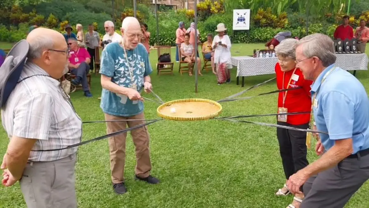 ASYIK: Suasana saat warga negara asing mengikuti lomba permainan tradisional dalam program Javanese Culture Festival Senin (17/8). (DOKUMENTASI FRIENDSHIP FORCE INDONESIA)