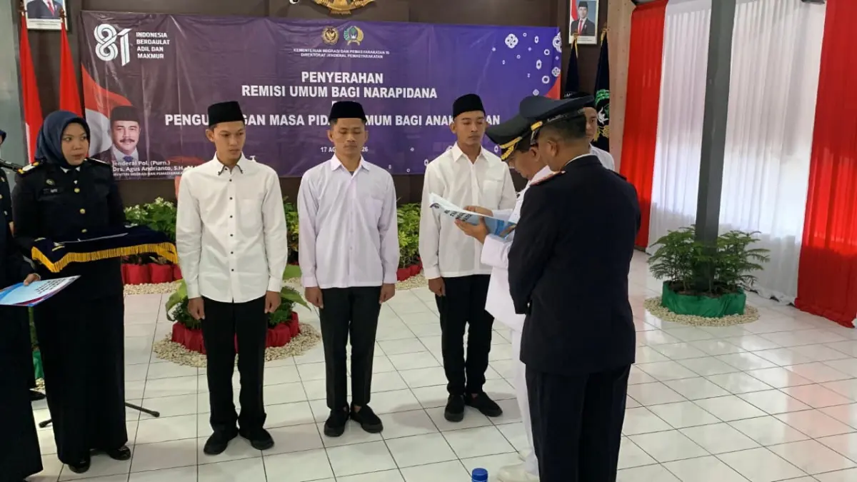 BEBAS: Bupati Kulon Progo memberikan SK Remisi pada narapidana warga binaan Rutan Kelas IIB. (ANOM BAGASKORO/RADAR JOGJA)