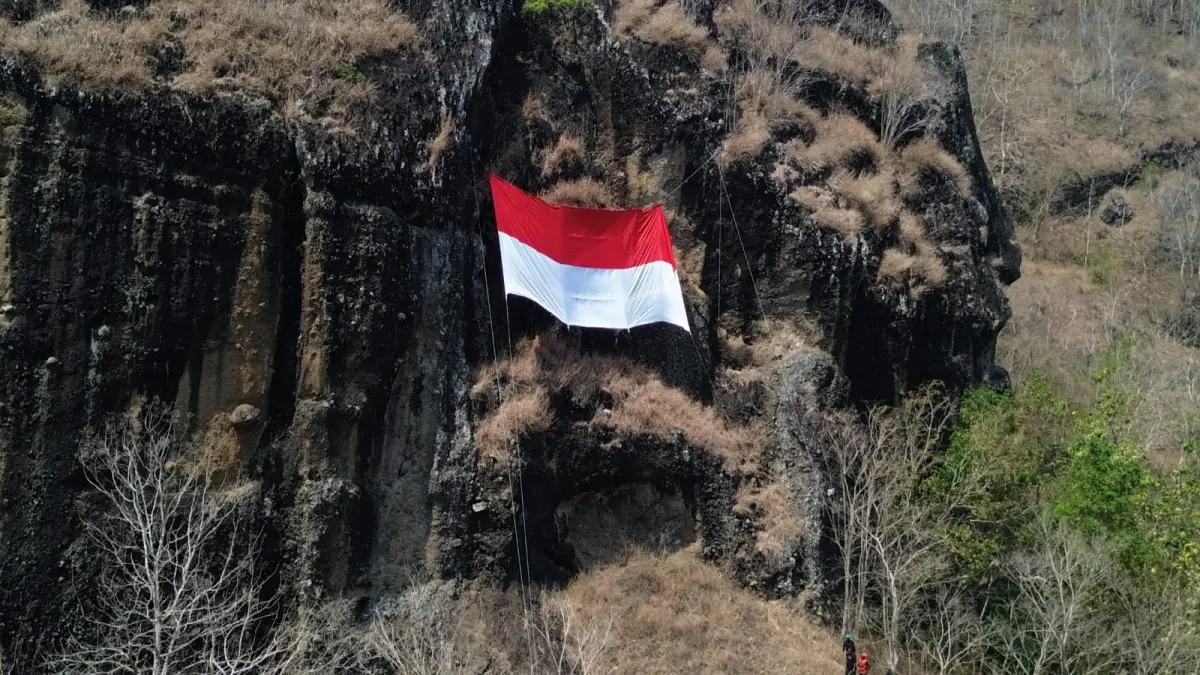 Bendera merah putih telah dikibarkan di tebing Via Ferrata Selopamioro Minggu (16/8)&nbsp;- Dokumentasi Pengelola Panjat Tebing Via Ferrata