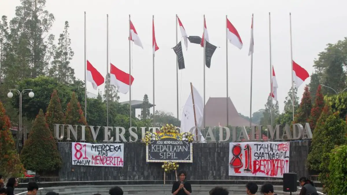BENTUK KRITIK: Seruan aksi yang diikuti puluhan mahasiswa, hingga masyarakat umum di Bundaran UGM Senin (17/8).&nbsp;(GUNTUR AGA TIRTANA/RADAR JOGJA)