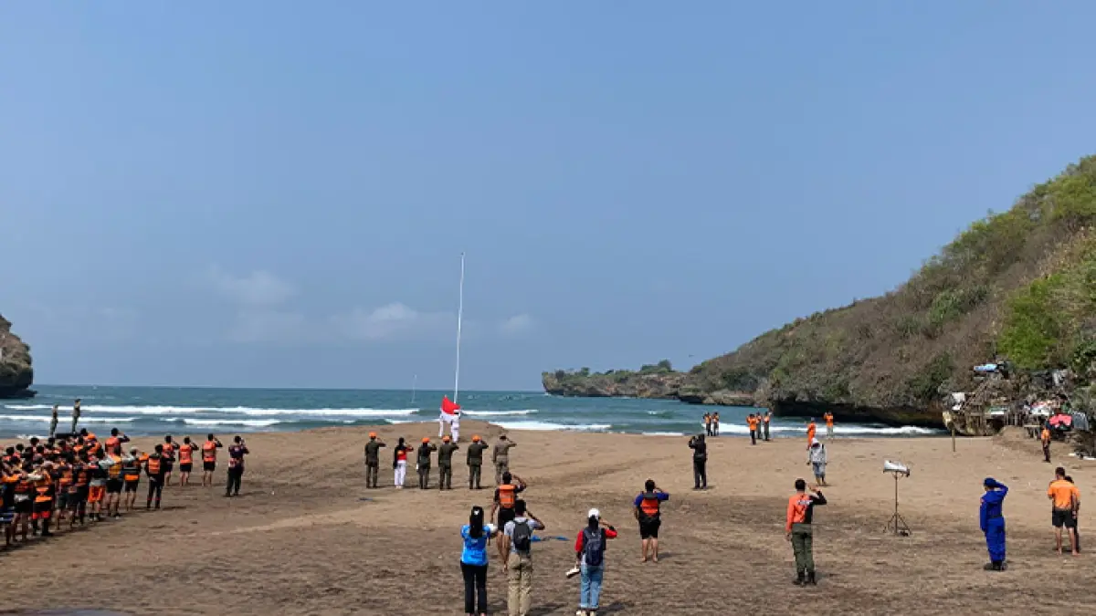 BERKIBAR: Peserta mengikuti upacara pengibaran bendera Merah Putih di tengah perairan Pantai Baron, Tanjungsari, Gunungkidul, Senin (17/8). (Dzika Fajar/Radar Jogja)