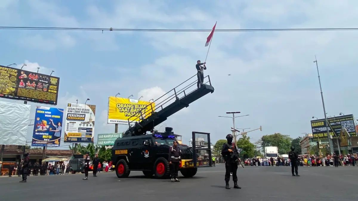 Brimob Polda DIY mengibarkan bendera merah putih di atas Rantis Multifungsi saat pembacaan teks proklamasi - Cintia Yuliani/Radar Jogja