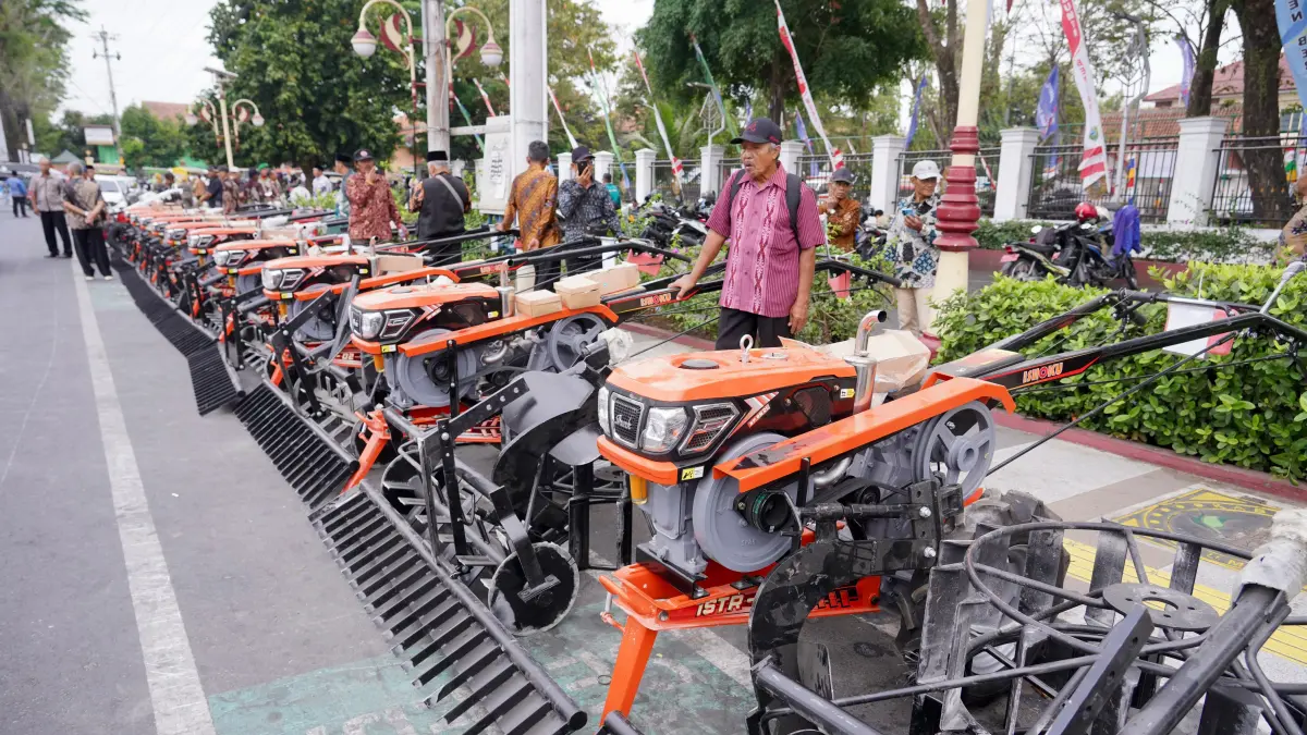 Bupati Kebumen Lilis Nuryani menyerahkan bantuan alat mesin pertanian (alsintan) selepas memimpin upacara peringatan Hari Ulang Tahun (HUT) ke-81 Kemerdekaan Republik Indonesia di halaman Pendopo Kabumian, Senin, (17/8). (Dokumentasi Prokopim Kebumen)