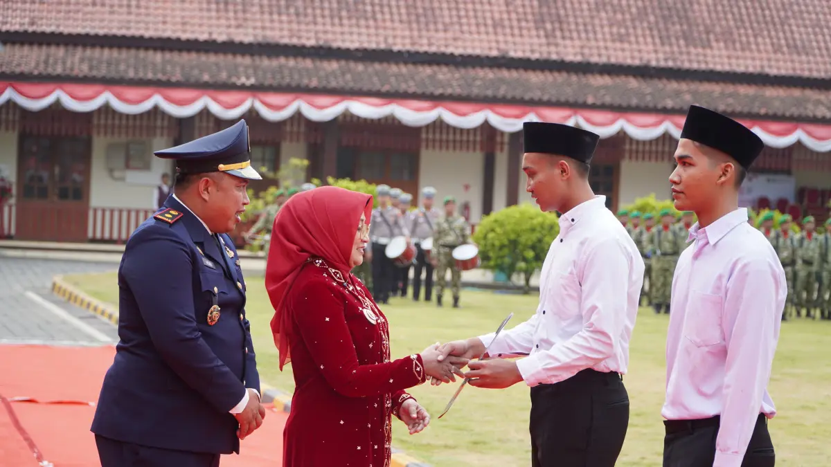 Bupati Kebumen Lilis Nuryani menyerahkan dokumen berisi pemberian remisi kepada warga binaan Rumah Tahanan Negara (Rutan) Kelas IIB Kebumen. (Dokumentasi Prokopim Kebumen)