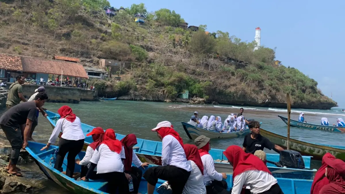 MENDARAT: Sejumlah siswa peserta upacara HUT ke-81 Kemerdekaan RI saat tiba di bibir Pantai Baron setelah mengikuti upacara pengibaran bendera di tengah laut, Tanjungsari, Gunungkidul, Senin (17/8/2026). (Dzika Fajar/Radar Jogja)