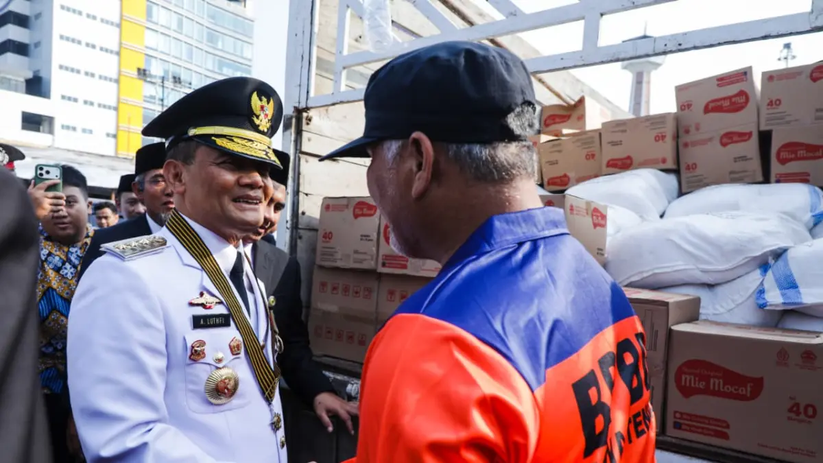 Gubernur Jateng Ahmad Luthfi menyerahkan bantuan logistik untuk korban bencana gempa NTT