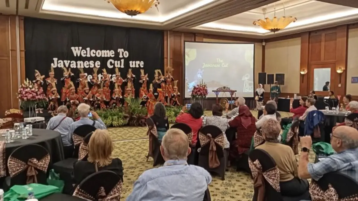 Javanese Culture Festival resmi dibuka Minggu (16/8) malam. Program tersebut mengajak wisatawan asing dari berbagai negara untuk mengenal lebih dekat budaya Jogjakarta. (IWAN&nbsp;NURWANTO/RADAR JOGJA)