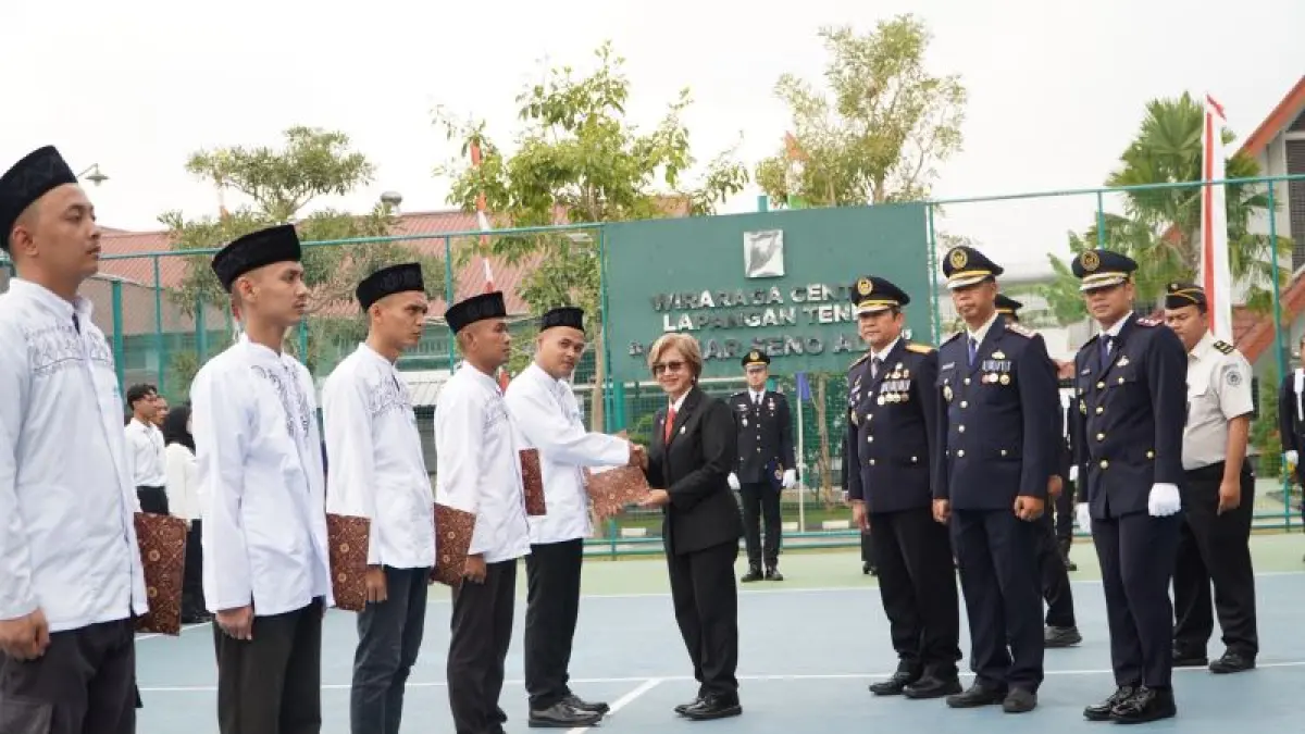 Kepala Dinas DP3A2 DIY Erlina Hidayati Sumardi saat menyerahkan surat remisi Senin (17/8). (Istimewa)