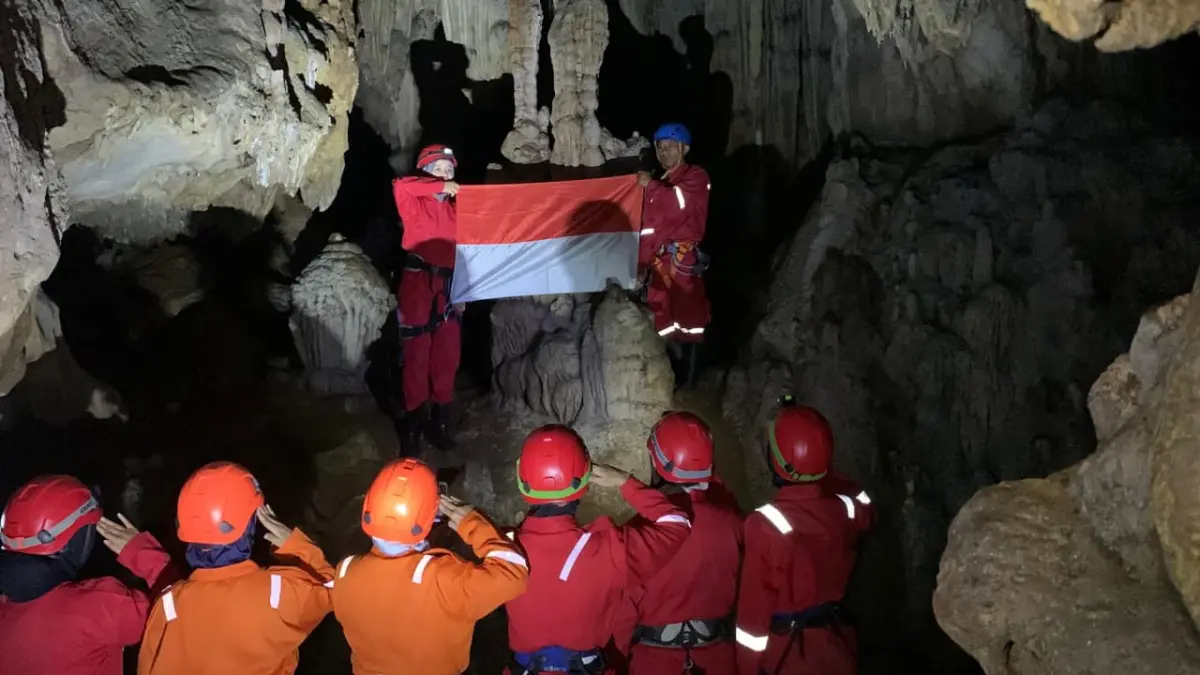 KHIDMAT: Wisatawan menggelar upacara bendera memperingati HUT ke-81 Kemerdekaan RI. Mereka berbaris rapi dan hormat ke bendera merah putih di Gua Kiskendo, Bukut Menoreh, Kulon Progo. (ANOM BAGASKORO/RADAR JOGJA)
