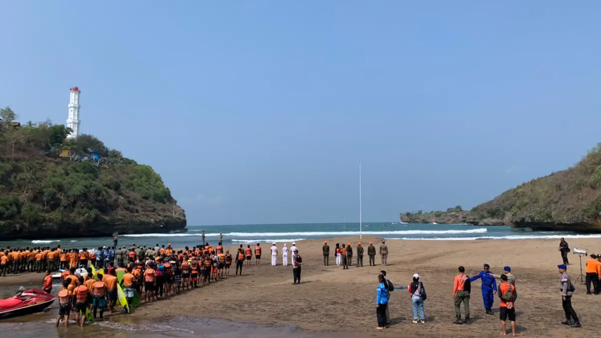 KIBARKAN MERAH PUTIH: Peserta mengikuti upacara pengibaran bendera Merah Putih HUT Kemerdekaan RI di pesisir Pantai Baron, Tanjungsari, Gunungkidul, Senin (17/8/2026). (Dzika Fajar/Radar Jogja)