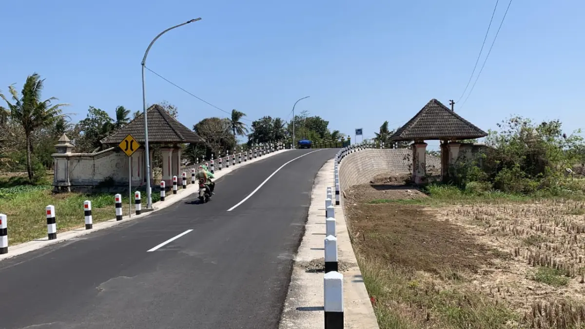 MULUS: Masyarakat menggunakan jembatan yang baru rampung awal 2026 lalu. (ANOM BAGASKORO/RADAR JOGJA)