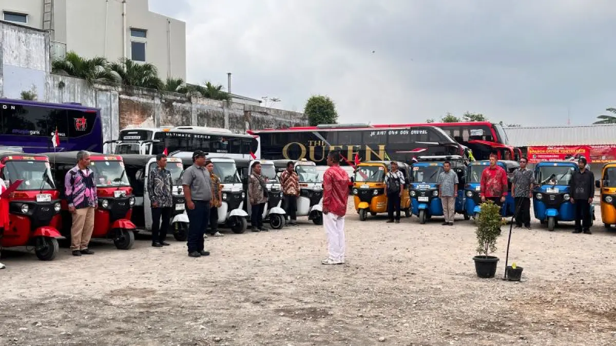 Puluhan driver bajaj dan ojek online (ojol) di Jogjakarta menggelar upacara HUT ke-81 RI di halaman parkir Pool Komando, Jalan Jenderal Sudirman, Kota Jogja, Senin (17/8). (Rizky Wahyu Arya Hutama/Radar Jogja)