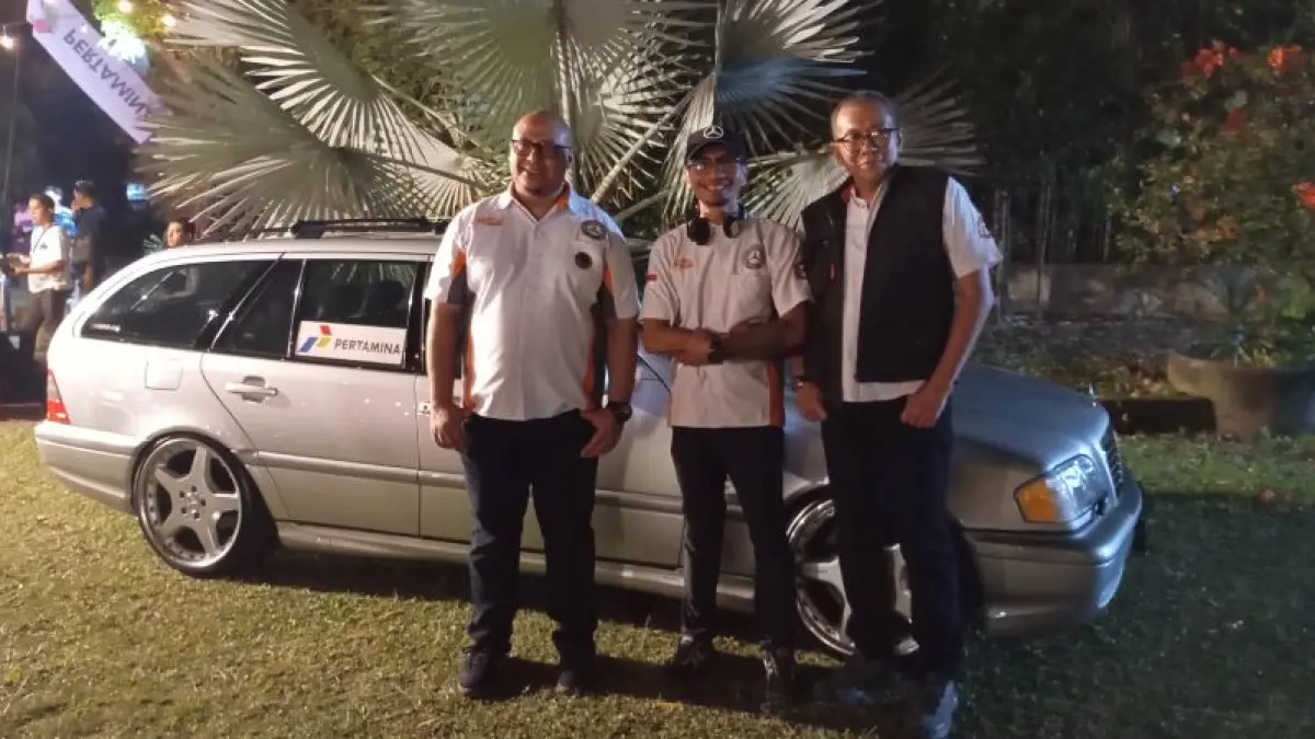 SOLID: Jajaran pengurus Mercedes Benz W202 Club Indonesia saat melaksanakan gathering di Tasneem Hotel, Minggu (17/8). (IWAN&nbsp;NURWANTO/RADAR JOGJA)