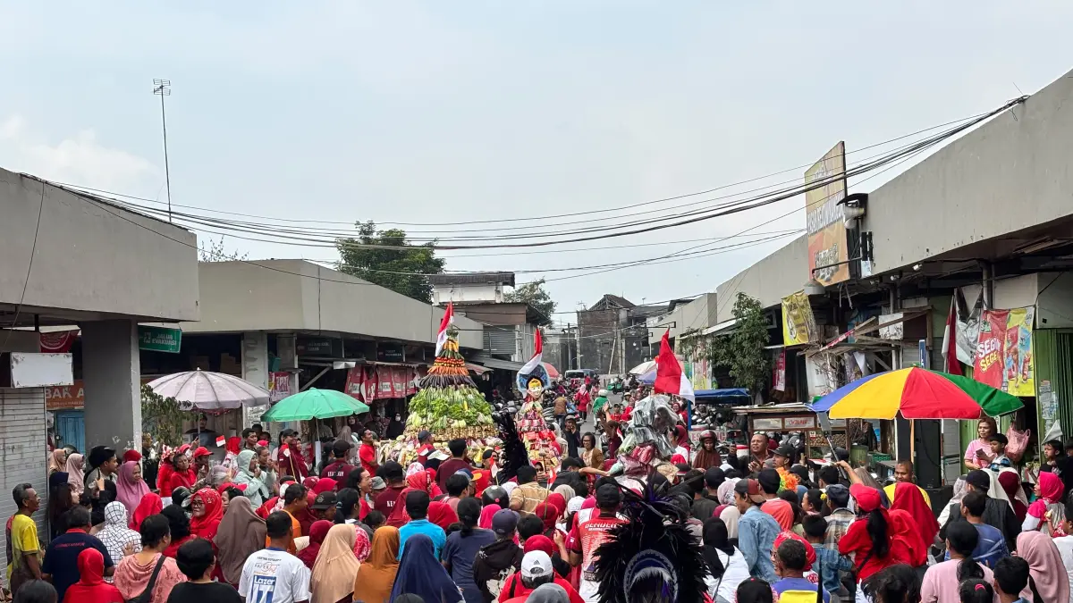 Warga berbondong-bondong ke Pasar Rejowinangun untuk ambil bagian dalam memeriahkan momentum HUT ke-81 RI, Senin (17/8).